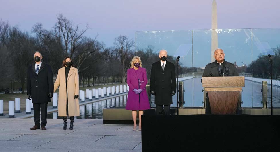 वाशिंगटन में कोविड-19 स्मारक पर श्रद्धांजलि के मौके पर पत्नी के साथ जो बाइडन और पति के साथ कमला हैरिस