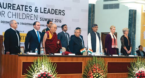 राष्ट्रपति प्रणव मुखर्जी एवं कैलाश सत्यार्थी अन्य गणमाण्य लोगों के साथ
