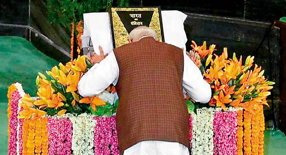 संविधान में आस्था का सवालः प्रधानमंत्री नरेंद्र मोदी अपने दूसरे कार्यकाल के शपथ से पहले संविधान के आगे शीश नवाते हुए