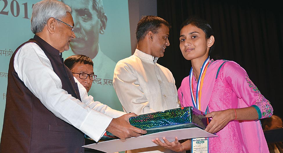 मेधा सम्मानः 12वीं (कला) की टॉपर नेहा कुमारी को सम्मानित करते मुख्यमंत्री नीतीश कुमार