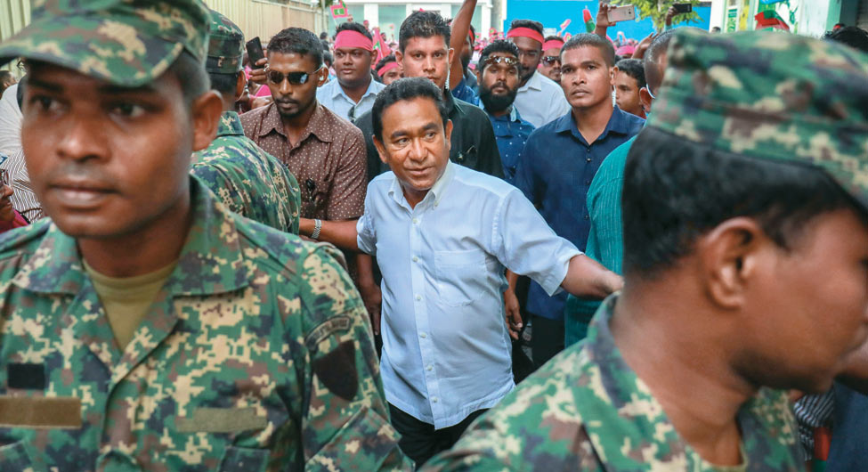 लोकतंत्र पर सवालः माले में समर्थकों और सुरक्षाकर्मियों के घेरे में मालदीव के राष्ट्रपति अब्दुल्ला यामीन