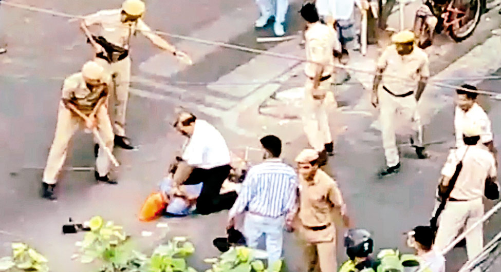 बेखौफ पुलिसः 16 जून को दिल्ली में सरबजीत नाम के ड्राइवर की सड़क पर पिटाई करती पुलिस
