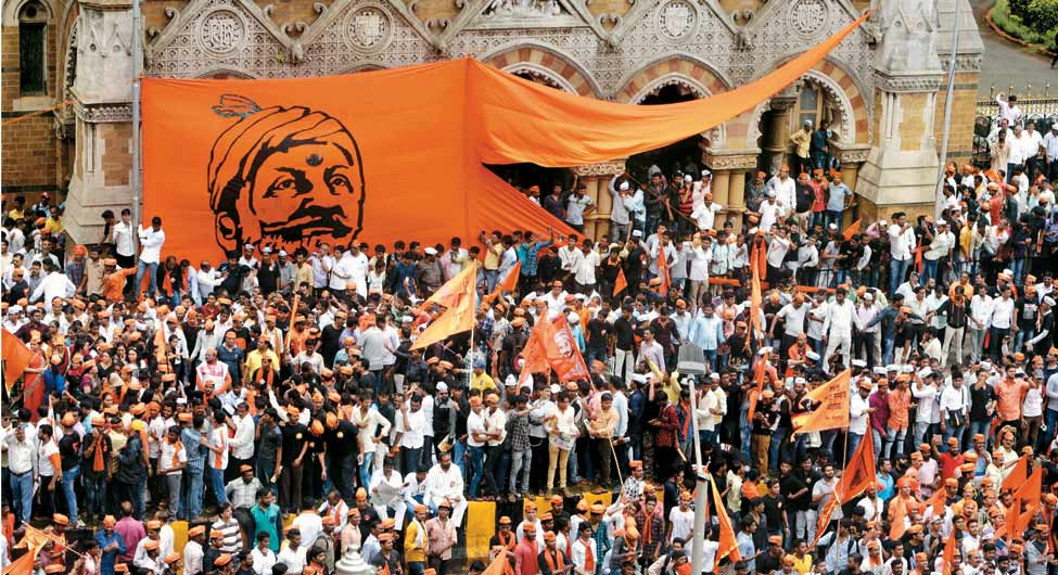 हक की जंगः क्रांति मोर्चा के बैनर तले आरक्षण की मांग को लेकर देश की आर्थिक राजधानी मुंबई की सड़कों पर उतरा मराठा समुदाय