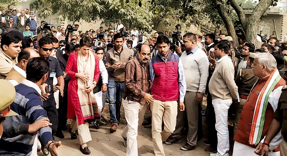 सक्रिय विपक्षः कांग्रेस महासचिव प्रियंका गांधी ने उन्नाव पीड़िता की लड़ाई को दी धार