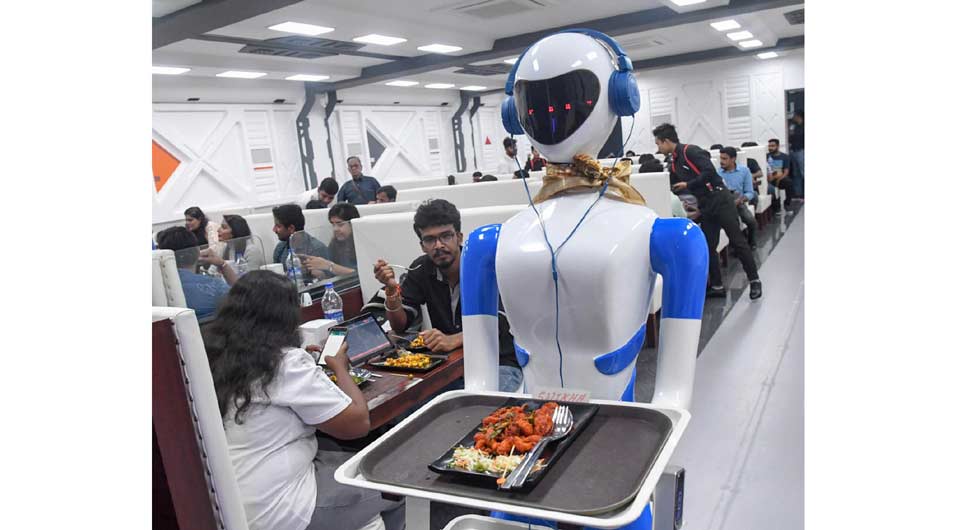 बेंगलूरू के एक रेस्तरां में वेटर की जगह रोबोट को काम
