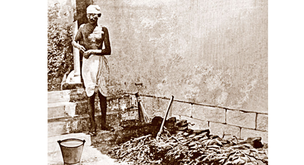 महात्मा गांधी 1936 में वर्धा के मगनवाड़ी में सफाई का काम करते हुए