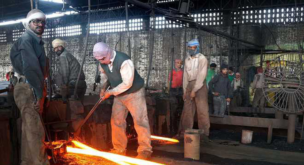आसन्न संकटः मंडीगोविंदगढ़ की स्टील  इकाइयों में आधे श्रमिक अपने घर लौट गए