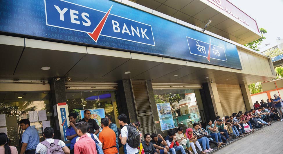 कार्रवाई में देरीः लोगों में बैंक से पैसे निकालने की होड़ लग गई