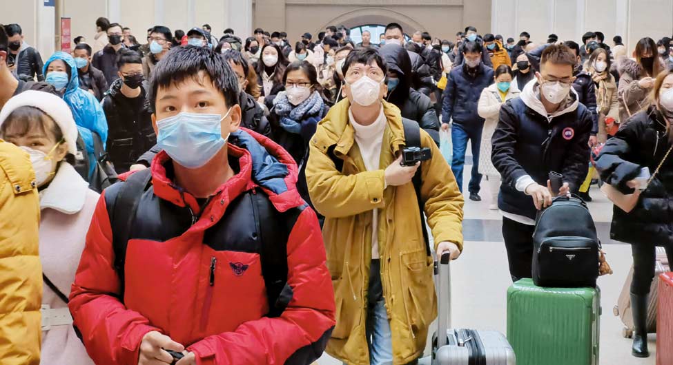 बचावः चीन के वूहान में मास्क पहने लोग