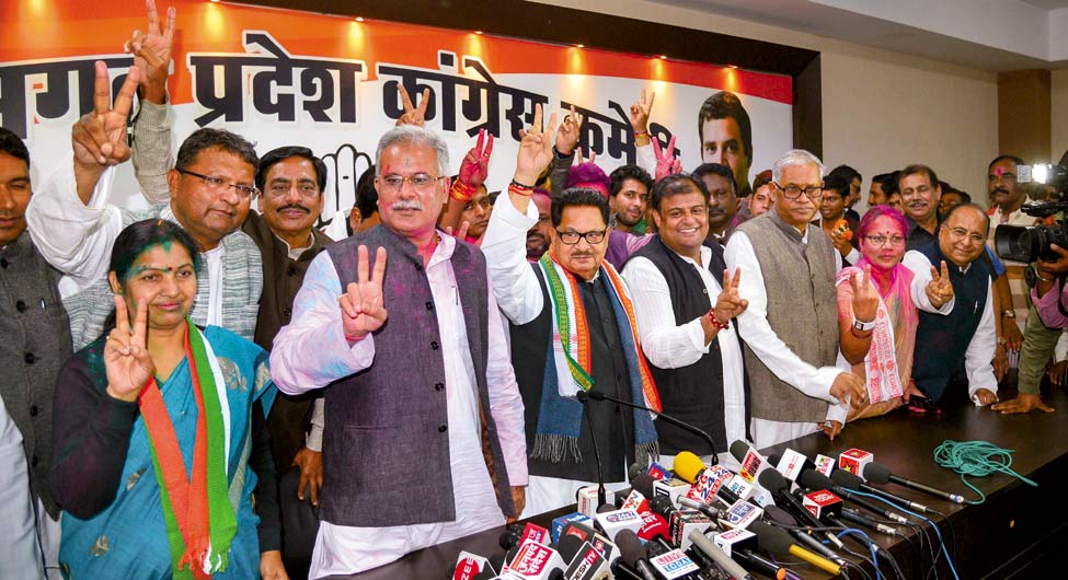 जीत के सूत्रधारः नतीजों के बाद रायपुर के कांग्रेस दफ्तर में पार्टी नेताओं के साथ भूपेश बघेल (बाएं से दूसरे) और पी.एल. पुनिया