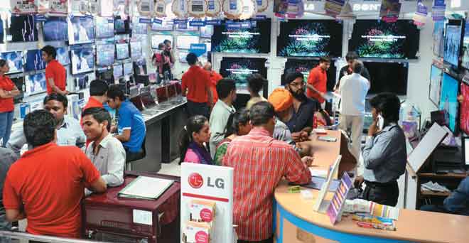 दिवाली पर खरीददारों की संख्या बाजार में बढ़ गई है