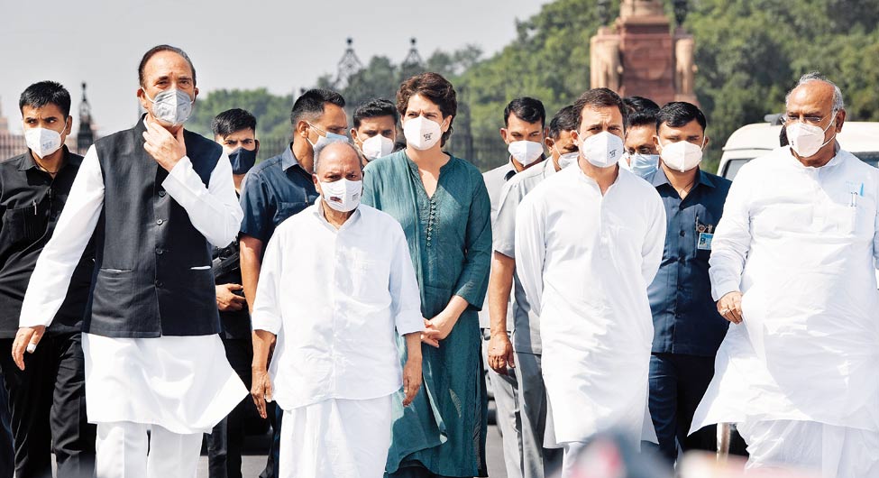 कांग्रेस के वरिष्ठ नेताओं के साथ प्रियंका और राहुल गांधी