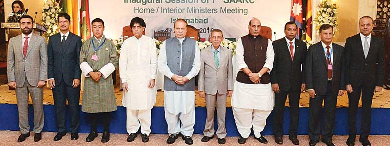 दक्षेस सम्मेलन में बाकी नेताओं के साथ राजनाथ सिंह