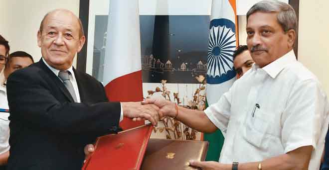 समझौताः खरीद के करार के बाद भारतीय रक्षामंत्री मनोहर पर्रिकर और फ्रांस के ज्यां वेस ला ड्रियां