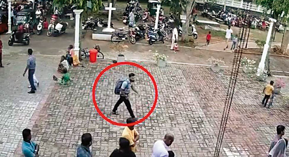 आतंकी हमलाः श्रीलंका में बम धमाकों को अंजाम देने वाले आत्मघाती हमलवारों में से एक सीसीटीवी कैमरे में कैद
