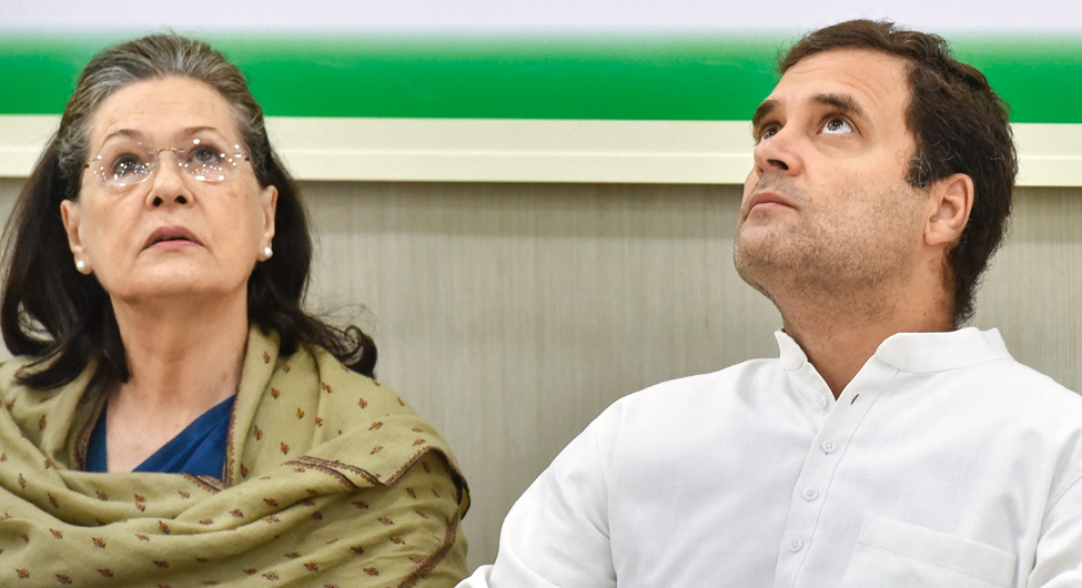कहीं कोई उम्मीदः लोकसभा चुनाव में हार की समीक्षा के लिए कांग्रेस कार्यकारिणी बैठक में सोनिया और राहुल गांधी, इसी बैठक में राहुल ने इस्तीफे की पेशकश की