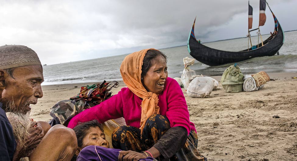 हताशाः बांग्लादेश में नाव पलटने के बाद बेबस पड़े रोहिंग्या शरणार्थी