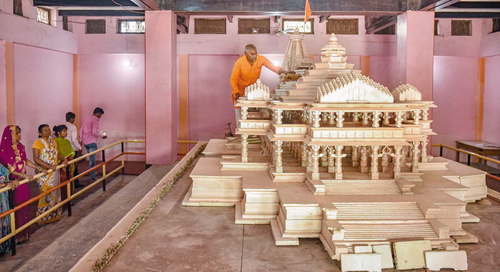 ऐसा होगा मंदिरः अयोध्या के कारसेवकपुरम में रखा राम मंदिर का मॉडल