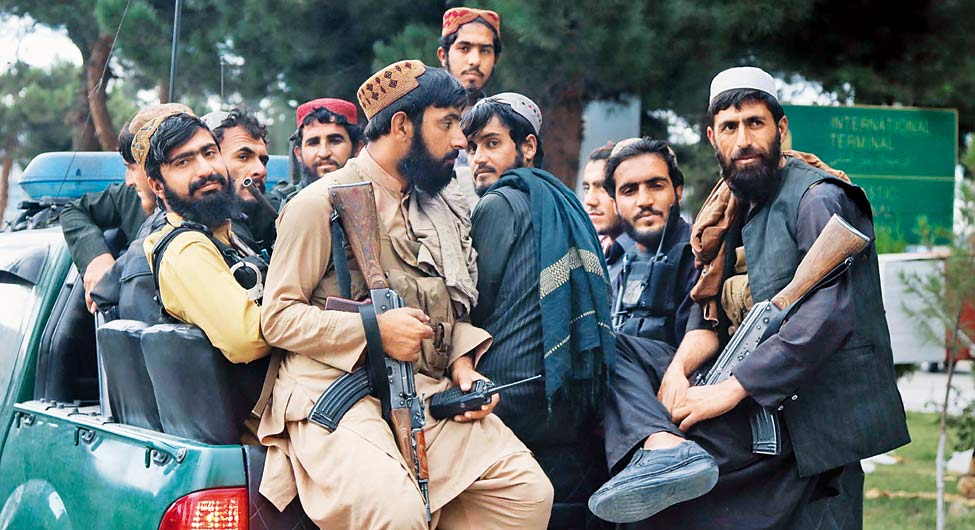 अमेरिकी सैनिकों के जाने के बाद काबुल में तालिबान लड़ाके