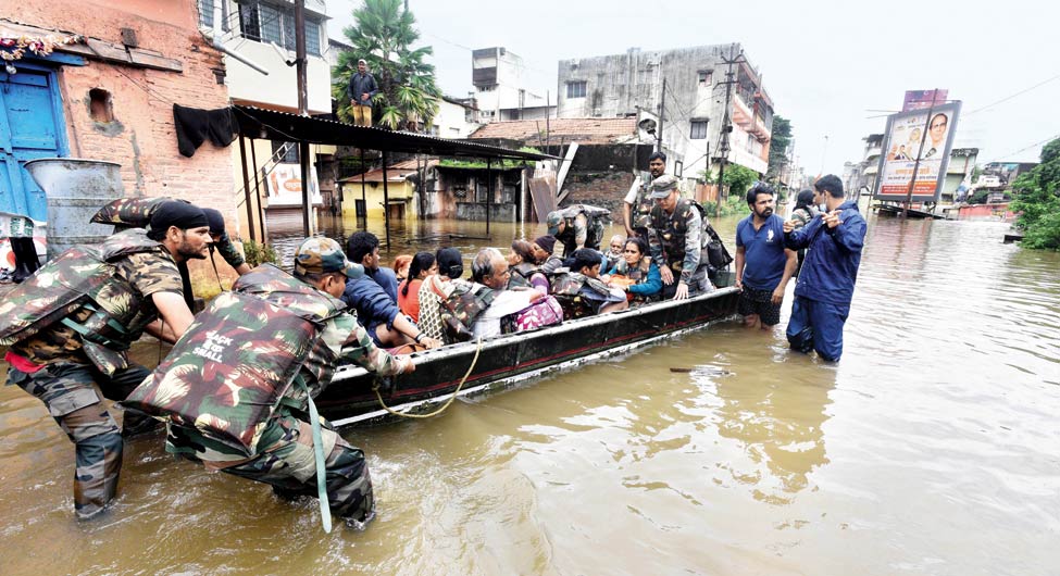 तबाही का मंजरः सांगली में लोगों को बचाने के लिए एनडीआरएफ के साथ सेना-नौसेना को भी उतरना पड़ा