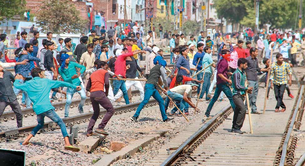 हिंसक प्रदर्शन: मुरैना में भारत बंद के दौरान उपद्रव, पुलिस पर भी उठ रहे सवाल