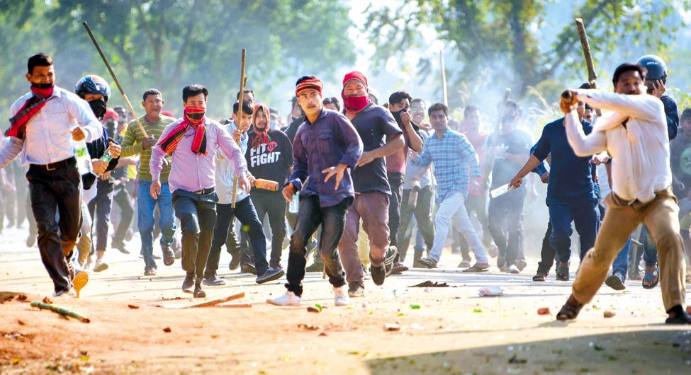 नए शोलों को हवाः नागरिकता संशोधन विधेयक के विरोध में असम में प्रदर्शन ने हिंसक रूप अख्तियार कर लिया