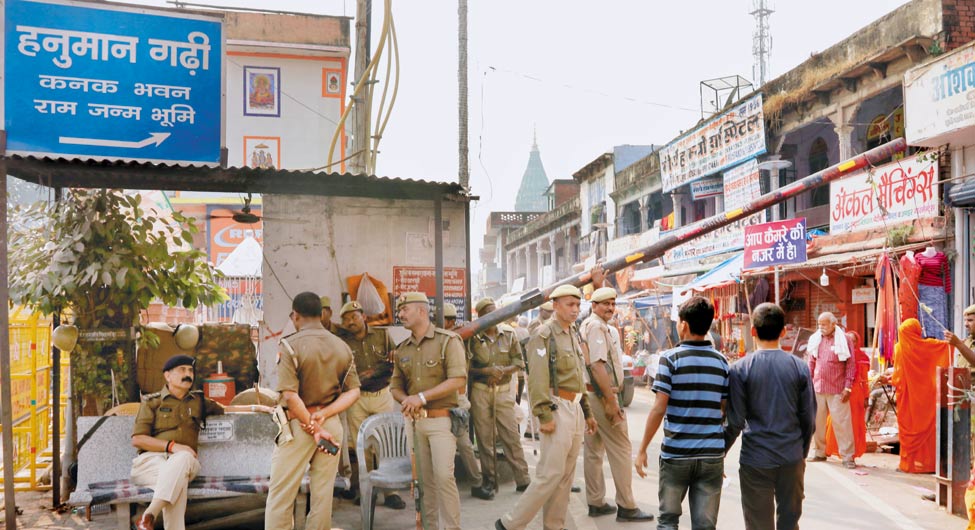 फैसले के मद्देनजर अयोध्या में बड़ी संख्या में सुरक्षाकर्मी तैनात थे