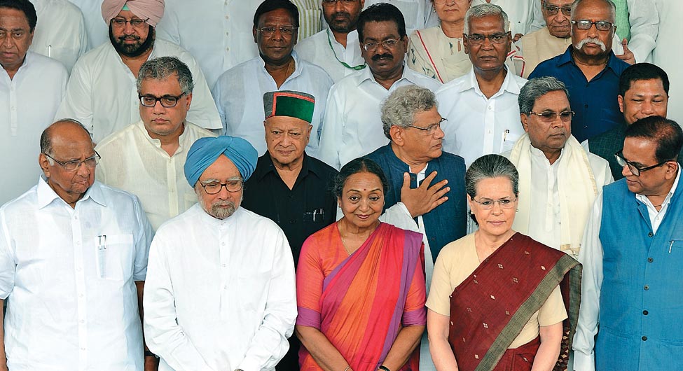 राष्ट्रपति पद की प्रत्याशी मीरा कुमार के साथ सोनिया गांधी और अन्य विपक्षी नेता