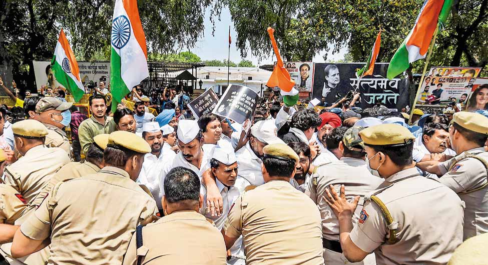 विरोध पर बवालः कांग्रेस मुख्यालय के बाहर पुलिस और कार्यकर्ताओं में धक्का मुक्की