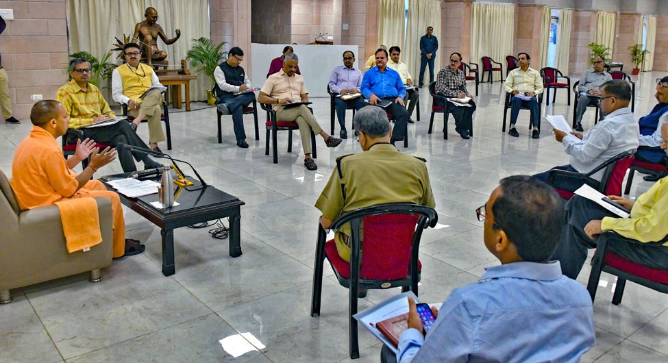 सक्रियताः अधिकारियों के साथ बैठक करते मुख्यमंत्री आदित्यनाथ