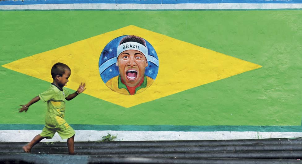नन्हा फैनः ब्राजील में अपनी टीम को लेकर दीवानगी चरम पर