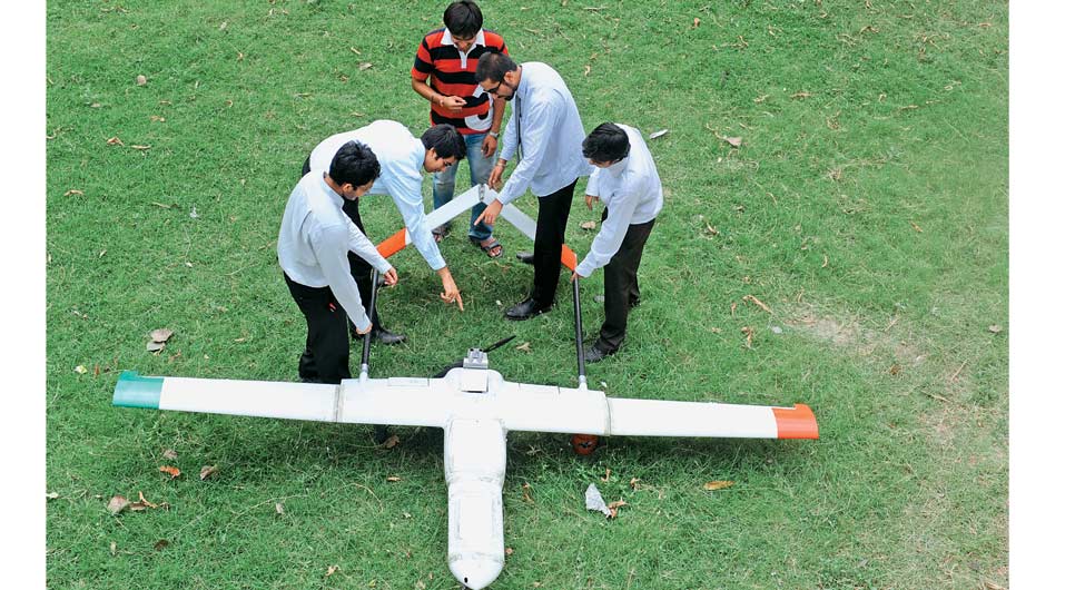 कर गुजरने की तमन्नाः दिल्ली के एक इंजीनियरिंग कॉलेज में ड्रोन बनाने की कोशिश करते छात्र