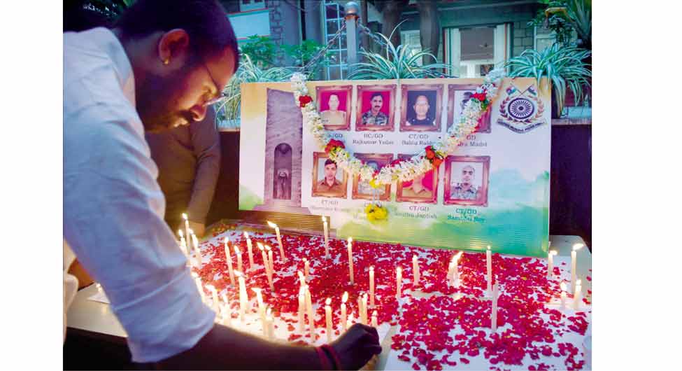 श्रद्धांजलिः बेंगलूरू में एनएसयूआइ के सदस्यों ने शहीद सुरक्षाकर्मियों को याद किया