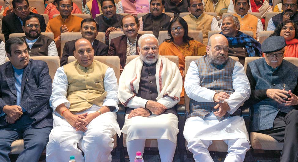2019 पर नजरः भाजपा संसदीय दल की बैठक में मौजूद (बाएं से) नितिन गडकरी, राजनाथ सिंह, नरेंद्र मोदी, अमित शाह और लालकृष्ण, आडवाणी