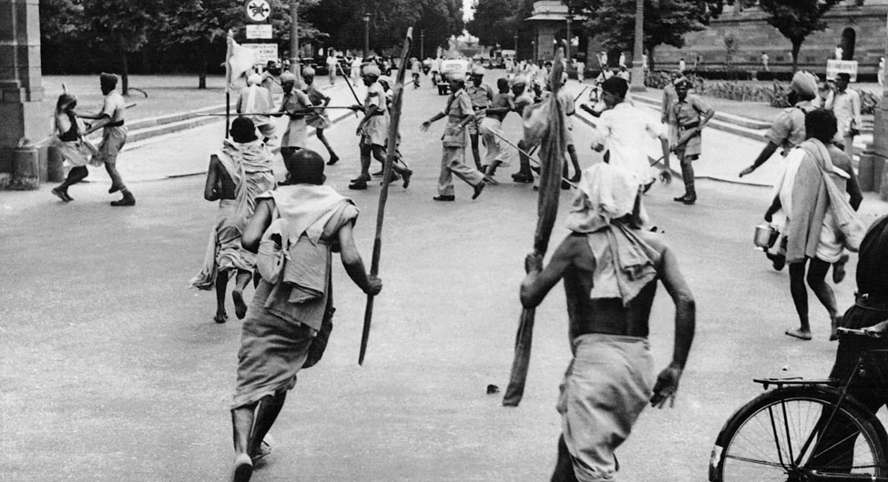 पहला हल्ला बोलः 1966 में 'गोरक्षकों' ने प्रदर्शन के दौरान संसद के दरवाजे पर सुरक्षा घेरा तोड़ा
