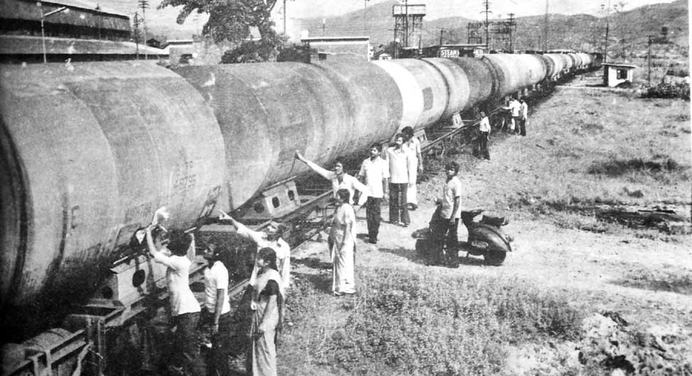 मुद्दा 2019 नागरिक प्रश्न, अतीत के पन्नेः असम आंदोलन के समय छात्रों द्वारा रोकी गई ऑयल टैंकर की ट्रेन, आसू नेता प्रफुल्ल महंत