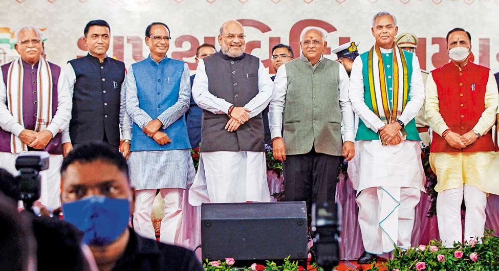 गुजरात के नए मुख्यमंत्री भूपेंद्र पटेल अमित शाह और अन्य मुख्यमंत्रियों के साथ