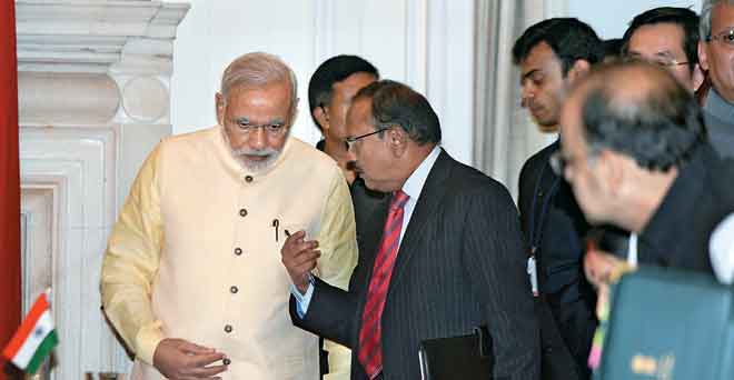 प्रधानमंत्री नरेंद्र मोदी राष्ट्रीय सुरक्षा सलाहकार अजित डोवाल से मशविरा करते