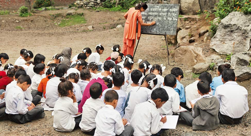 स्कूल में प्रवेश के साथ ही बच्चों पर मानक भाषा के इस्तेमाल का दबाव शुरू हो जाता है