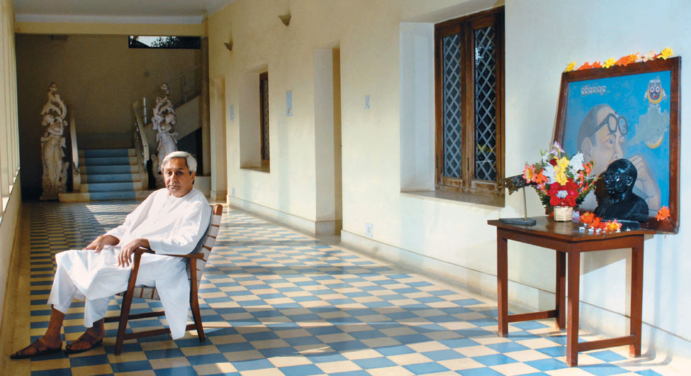 शिखर पर अकेलेः भुवनेश्वर के अपने सरकारी निवास में ओडिशा के मुख्यमंत्री नवीन पटनायक