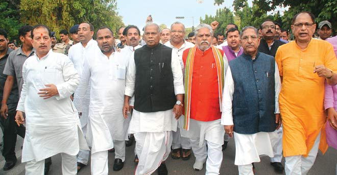 बिहार में शराबबंदी पर फिर गरमाई सियासत