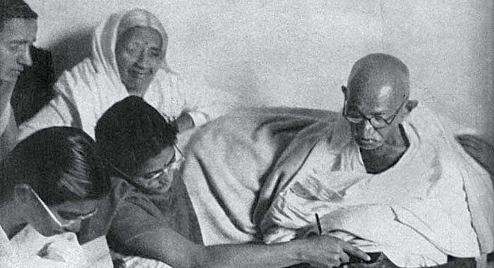 संकल्पः18 जनवरी, 1948 को दिल्ली के लोगों द्वारा अमन का वायदा करने के बाद उपवास तोड़ते गांधी