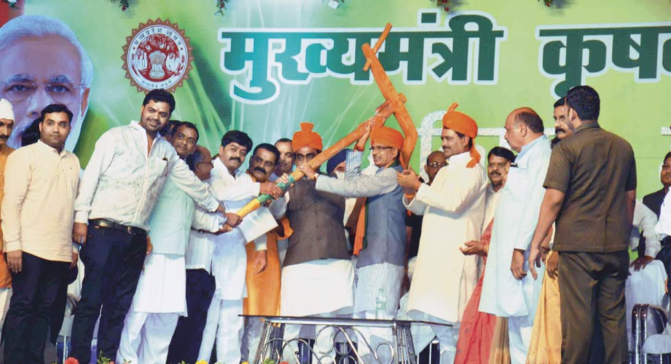 वोटों पर नजरः जबलपुर में कृषि समृद्धि सम्मेलन के दौरान शिवराज सिंह चौहान