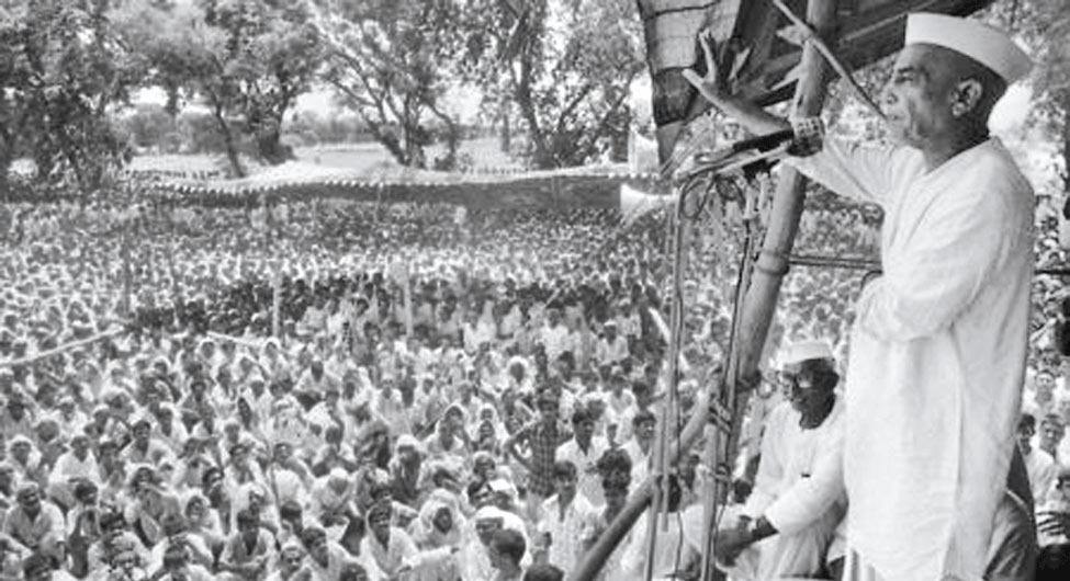 किसान और गांव की आवाजः एक रैली के दौरान अपनी आर्थिकी समझाते चौधरी चरण सिंह
