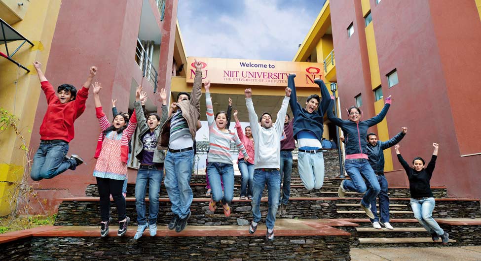 एनआइआइटी विश्वविद्यालय, नीमराणा के छात्र सफलता के बाद खुशी जताते हुए