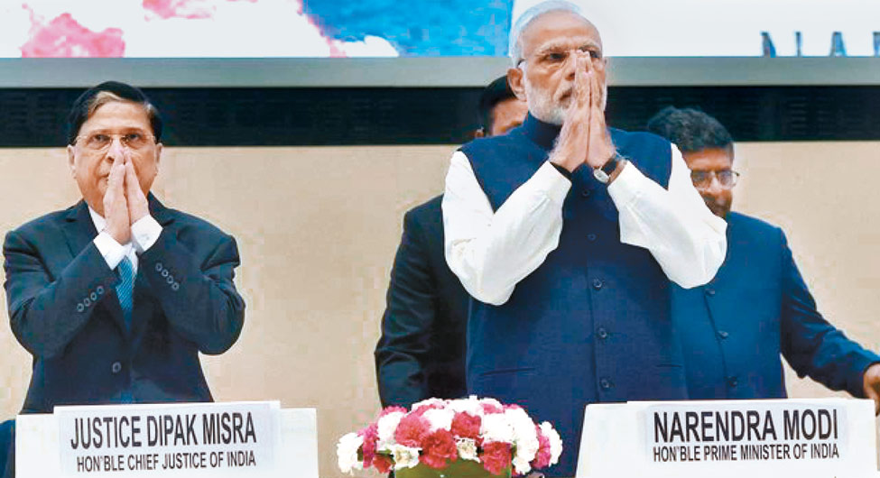 साख का संकटः एक कार्यक्रम में प्रधान न्यायाधीश दीपक मिश्रा (बाएं) और प्रधानमंत्री नरेंद्र मोदी