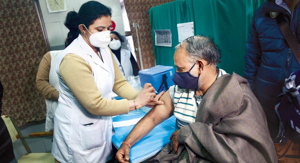वैक्सीन लगवाते दिल्ली नगर निगम के महापौर जयप्रकाश