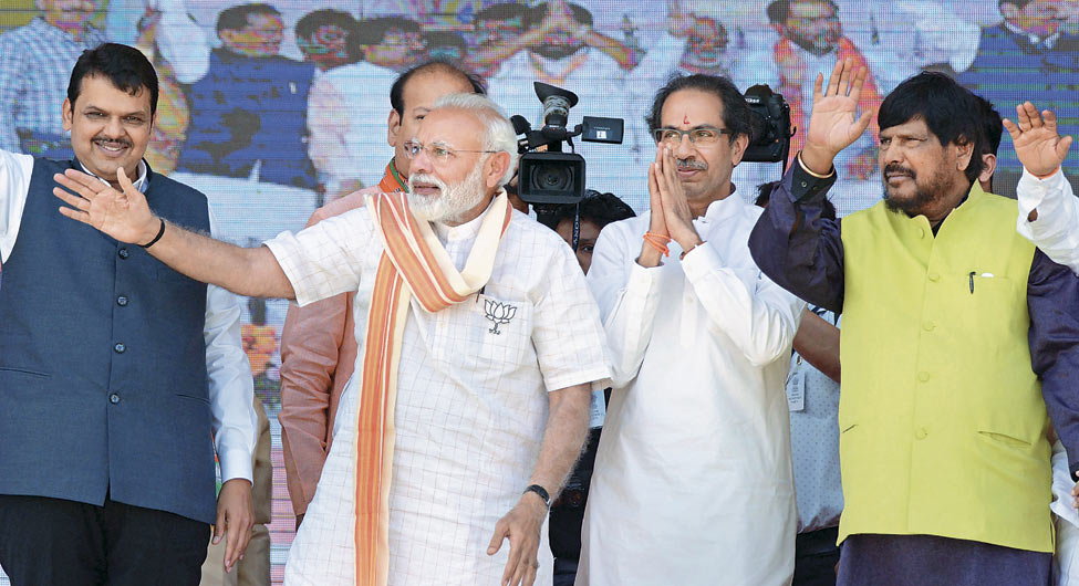 मुंबई में प्रधानमंत्री मोदी और शिवसेना प्रमुख उद्धव ठाकरे एक मंच पर